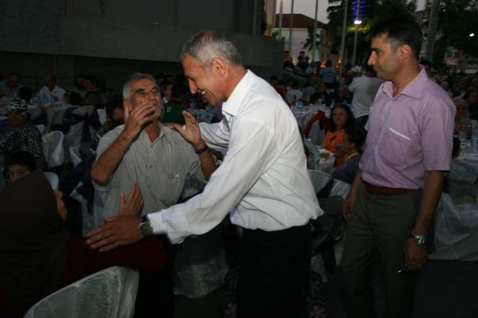 6 bin kişi Adapazarı Belediyesi önünde buluştu
