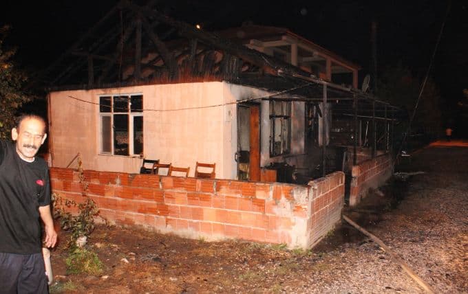 Elektrik kontağından çıkan yangın, evi küle çevirdi