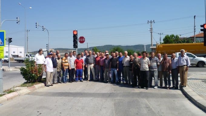 Karayolları kavşağı kapatmak isteyince esnaf ayaklandı