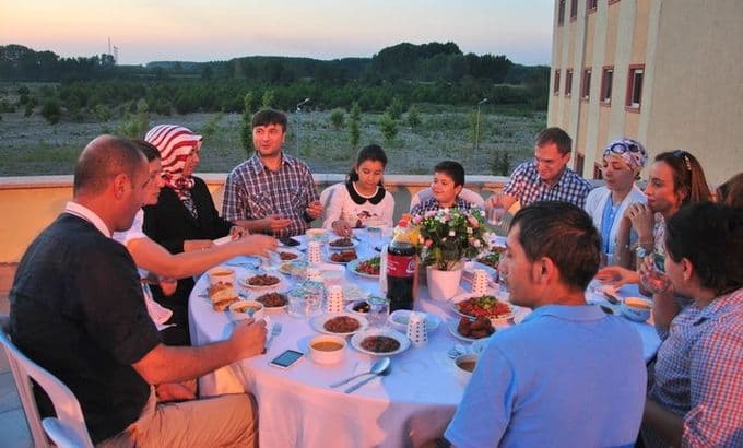 İftarlarını hastanenin terasında açtılar