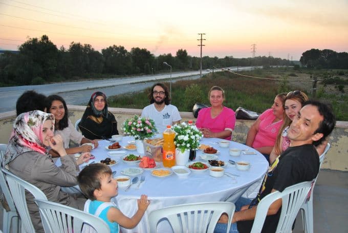 İftarlarını hastanenin terasında açtılar