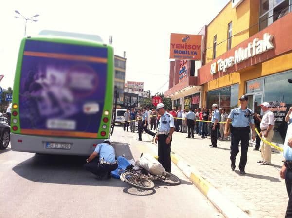 Serdivan'da özel halk otobüsü, bisiklet sürücüsünü ezdi