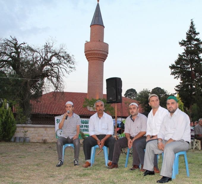 Tarihi caminin bahçesinde iftar yaptılar