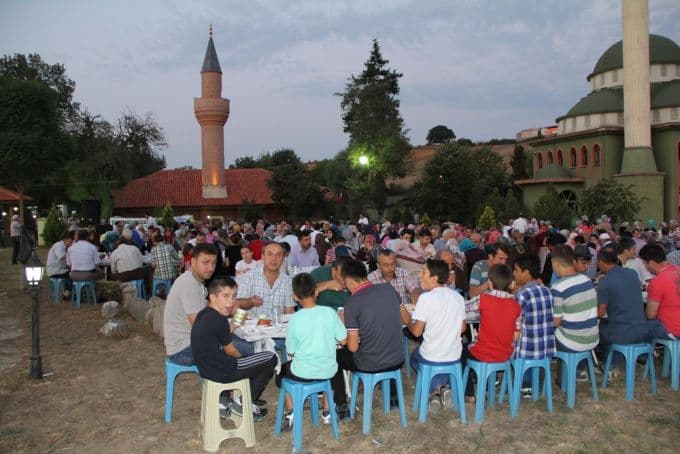 Tarihi caminin bahçesinde iftar yaptılar