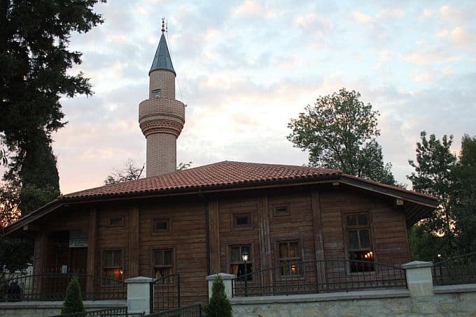 Tarihi caminin bahçesinde iftar yaptılar
