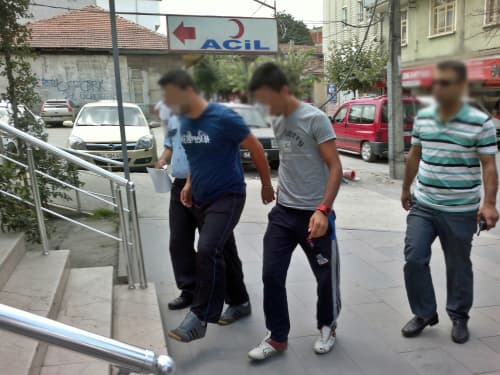 Tren hattından kablo çalarken yakalandılar