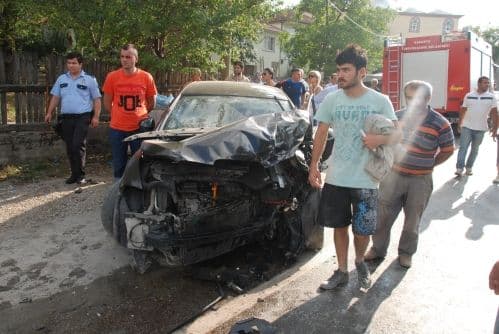 Sapanca'da iki otomobil kafa kafaya çarpıştı: 3 yaralı!