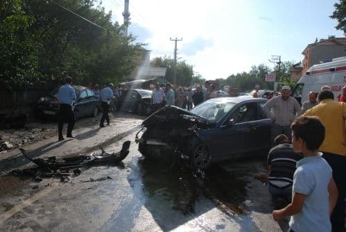 Sapanca'da iki otomobil kafa kafaya çarpıştı: 3 yaralı!
