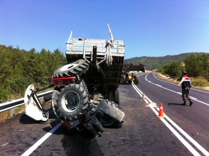 Taraklı'da traktör devrildi: 3 yaralı!