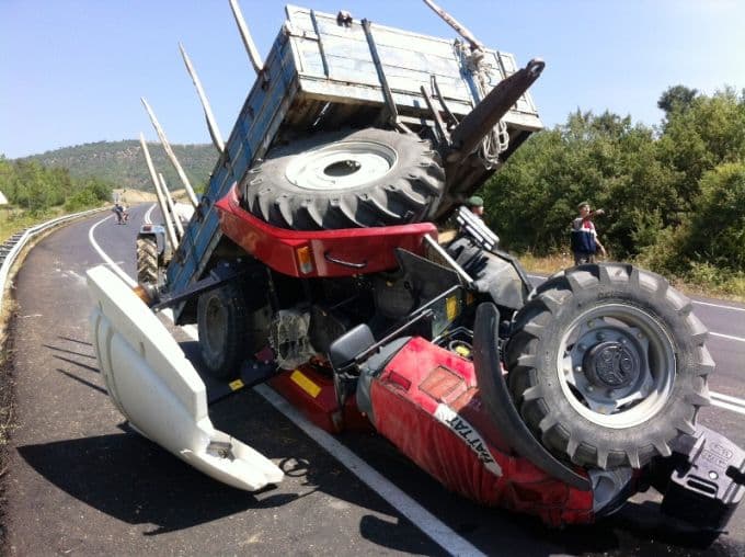 Taraklı'da traktör devrildi: 3 yaralı!