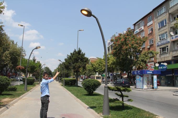 Akşamları yanmayan sokak lambaları, sabahları yanıyor