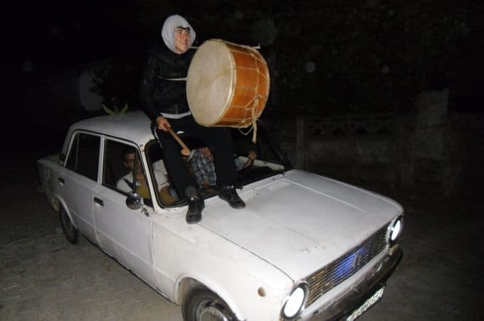 Otomobil üstünde Ramazan davulu çalıyor