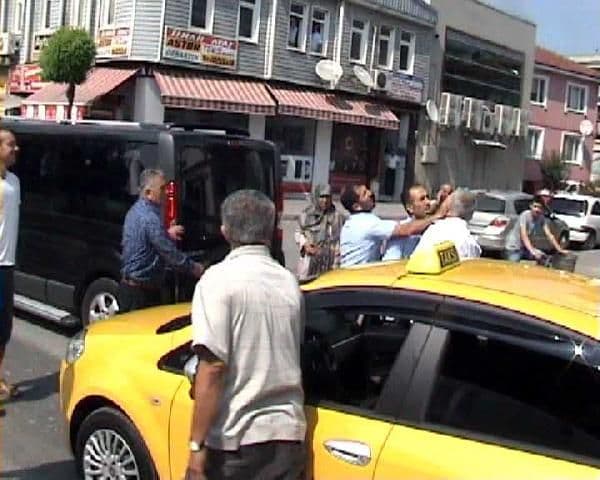 Trafikte yumruk yumruğa kavga
