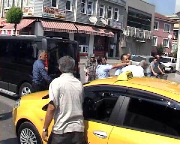 Trafikte yumruk yumruğa kavga