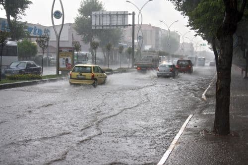 Sağanak yağış, Sakarya'daki caddeleri göle çevirdi