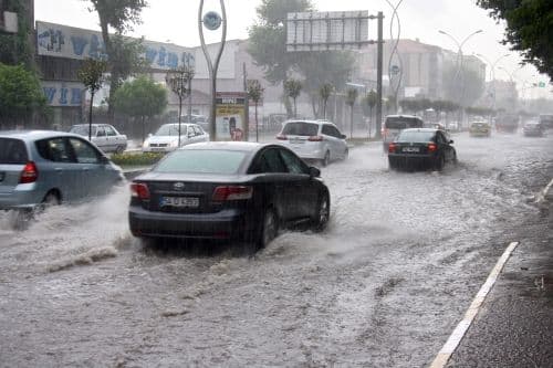 Sağanak yağış, Sakarya'daki caddeleri göle çevirdi
