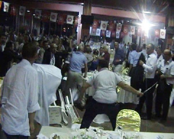Demokrat Parti iftarında kavga