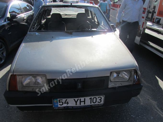 Sollama yapmak isterken iki kişiye çarptı