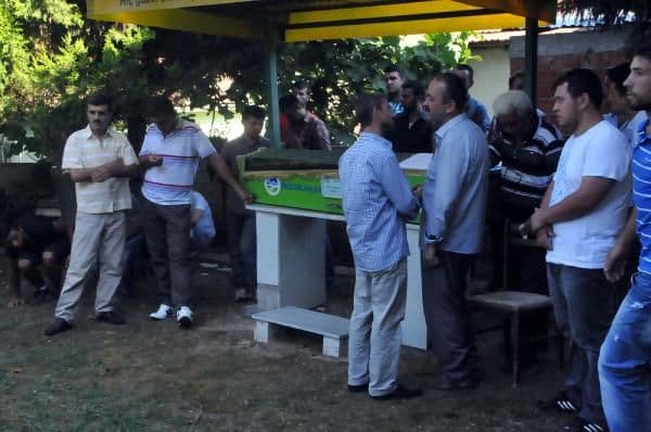 Kafası makinaya sıkışan genç işçi kurtarılamadı