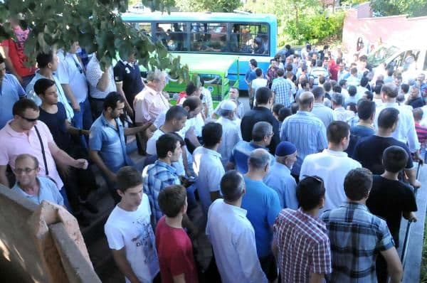 Kafası makinaya sıkışan genç işçi kurtarılamadı