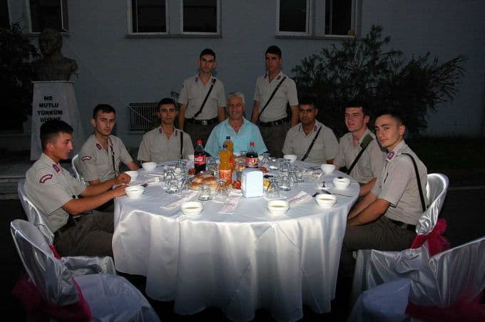 İftarlarını askerlerle birlikte açtılar