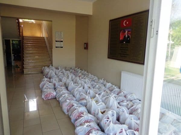 Polisten ihtiyaç sahibi ailelere yardım paketi