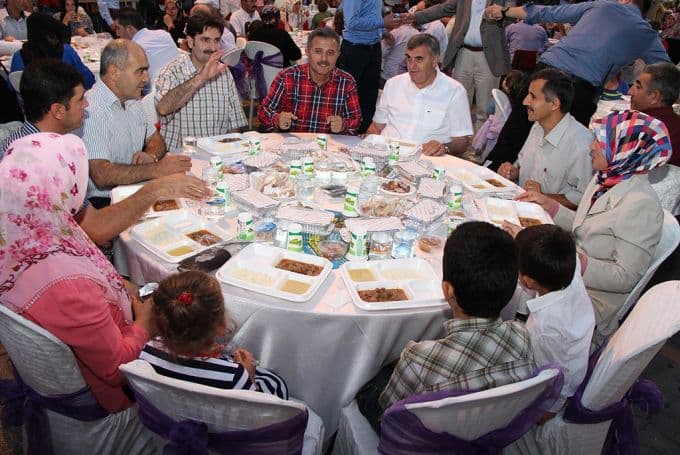 Ferizli'de binlerce insan aynı sofrada buluştu