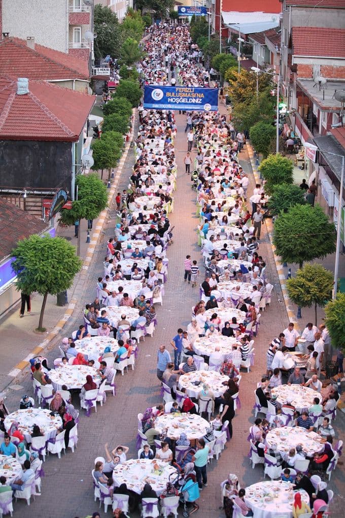 Ferizli'de binlerce insan aynı sofrada buluştu