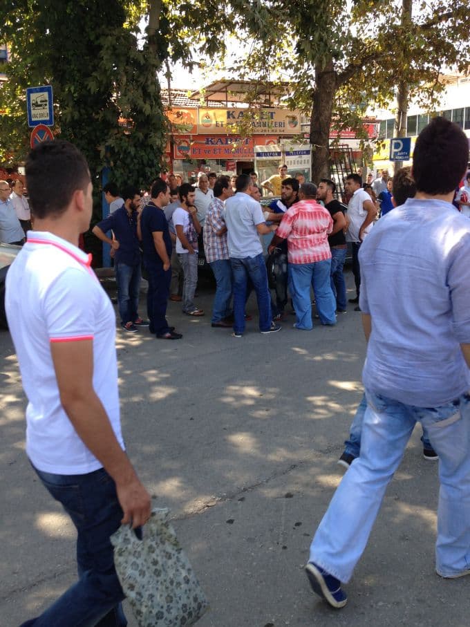 Oğlunu dövdüğü iddia edilen adama böyle kafa attı