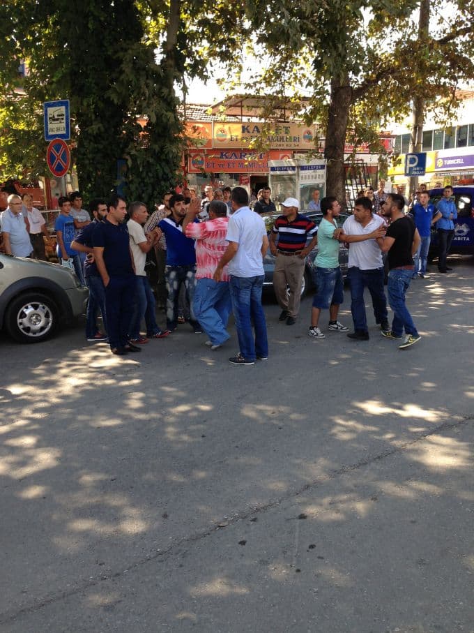 Oğlunu dövdüğü iddia edilen adama böyle kafa attı