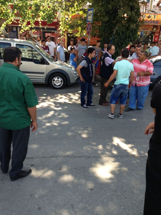 Oğlunu dövdüğü iddia edilen adama böyle kafa attı