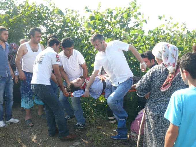 Fındık işçilerini taşıyan kamyonet devrildi: 14 yaralı