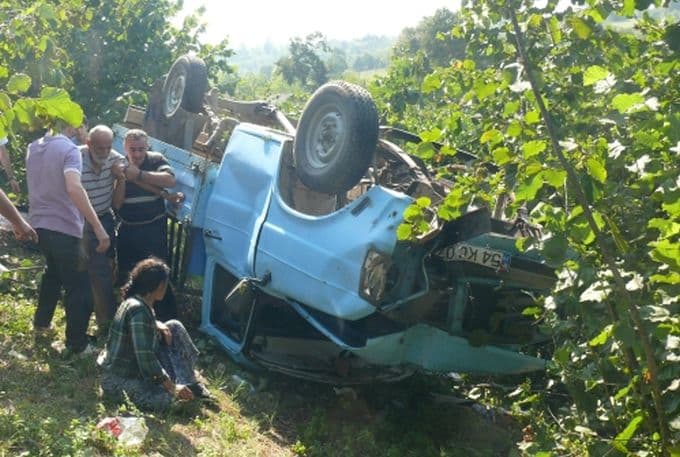 Fındık işçilerini taşıyan kamyonet devrildi: 14 yaralı