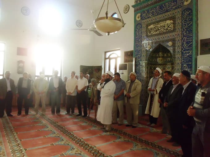 Taraklı'da namaz sonrası bayramlaşma
