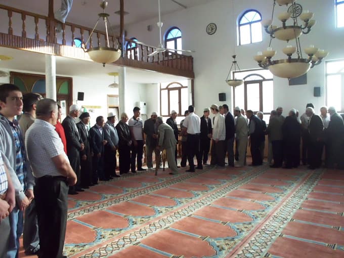 Taraklı'da namaz sonrası bayramlaşma