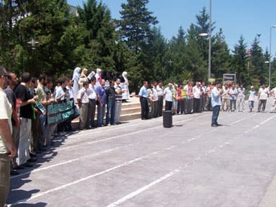 <p align="left"><font face="verdana,geneva" size="2">A&ccedil;ıklamada, darbeci militarist zihniyetle hesaplaşmadan yada resmi kutsallar es ge&ccedil;ilerek yapılacak hi&ccedil;bir tartışmanın bir &ccedil;&ouml;z&uuml;me ulaşamayacağı belirtildi. Yeni bir anayasa ile sorunların kısa yoldan halledileceği beklentisinde olanlara, sorunun &ccedil;&ouml;z&uuml;m&uuml;n&uuml;n askeri vesayet sistemi ile hesaplaşılmadan oluşturulacak, kurucu mantığı aynı olan yeni bir anayasayla m&uuml;mk&uuml;n olamayacağı hatırlatılarak; &ldquo;Bu ger&ccedil;ekle y&uuml;zleşmeden, sistemin egemenlik anlayışını ve ideolojisini tartışmaya a&ccedil;madan, zul&uuml;m ve ifsad &uuml;reten sistemin egemenleriyle hesaplaşmadan ortaya konan her &ccedil;&ouml;z&uuml;m, sorunun bir par&ccedil;ası haline gelecek ve bir s&uuml;re sonra yine aynı sonu&ccedil;ları verecektir.&rdquo; denildi.</font></p><p align="left"><font face="verdana,geneva" size="2"></font></p><p align="left"><font face="verdana,geneva" size="2">A&ccedil;ıklamada sorunların &ccedil;&ouml;z&uuml;m&uuml;ne ilişkin şu c&uuml;mlelere yer verildi: &ldquo;Sakarya Adalet Girişimi Baş&ouml;rt&uuml;s&uuml; Platformu olarak yaşadığımız sorunların &ccedil;&ouml;z&uuml;m&uuml;n&uuml;, sorunları &uuml;reten sistemin kutsallarını onaylayanlarda ve ondan medet umanlarda aramıyoruz. Bizler &ccedil;&ouml;z&uuml;m ve y&ouml;ntemi tevhid ve adalet anlayışını savunan bir m&uuml;cadele hattının inşasında g&ouml;r&uuml;yoruz. Sistemin par&ccedil;alarını yamamak yerine k&ouml;kl&uuml; &ccedil;&ouml;z&uuml;m &ouml;nerileri getirmenin gerekliliğine inanıyoruz. Bu sebeple &ouml;ncelikle insanı insana kul etmeyi hedefleyen ideolojik k&ouml;lelik d&uuml;zenini, bu d&uuml;zenin egemenlik anlayışını ve h&uuml;k&uuml;m s&uuml;rd&uuml;ğ&uuml; sistemin deşifre edilmesini ama&ccedil;lıyoruz. Bizler izzetli dinin şerefli resullerinin yolunu; sahih bilgi, tevhidi inan&ccedil; ve salih amel temelinde y&uuml;kselen uzun vadeli bir m&uuml;cadele pratiğini &ouml;neriyoruz.</font></p>