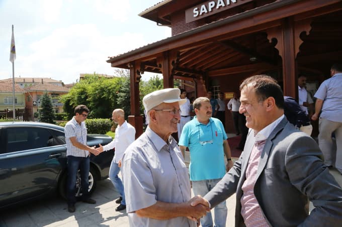 İbrahim Uslu'dan çocuklara bayram jesti
