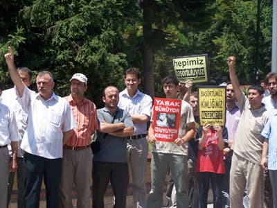 <p align="left"><font face="verdana,geneva" size="2">Son ilgin&ccedil; dava ise baş&ouml;rt&uuml;l&uuml; bir &ouml;ğretmenin &ccedil;ocuklara k&ouml;t&uuml; &ouml;rnek olacağı i&ccedil;in işinden atılmasına karar veren yargı&ccedil;ların bulunduğu &uuml;lkemizde, eşini 300 erkekle nasıl aldattığını basın yoluyla anlatan bir ilkokul &ouml;ğretmeninin g&ouml;revine devam etmesinde bir sakınca olmadığına karar verilmesiydi. AKP&rsquo;li Milli Eğitim Bakanlığı da mezk&ucirc;r bayanın g&ouml;rev yerini dahi değiştirme gereği duymadı.</font></p><p align="left"><font face="verdana,geneva" size="2">Evet! Vicdanların isyan ettiği noktada hala iktidarda kalma hesapları yapanlara, i&ccedil;inde bulundukları zilleti anlayabilmeleri i&ccedil;in ne s&ouml;ylenebilir ger&ccedil;ekten bulmakta g&uuml;&ccedil;l&uuml;k &ccedil;ekmekteyiz.</font></p><p align="left"><font face="verdana,geneva" size="2">Yıllardır yaptığımız sistem tahlilini maalesef tekrar hatırlatmak durumundayız. Bug&uuml;n başta baş&ouml;rt&uuml;s&uuml; yasağı olmak &uuml;zere K&uuml;rt meselesinden, emek s&ouml;m&uuml;r&uuml;s&uuml;ne kadar hangi toplumsal sorunu yaşıyorsak, bunun temelinde bir sistem sorunu yatmaktadır. Kurulduğu g&uuml;nden beri halkın kimliğini, inan&ccedil;larını, dilini, dinini ve hayat tarzını sek&uuml;ler bir ulus-devlet formuna hapsetmeye &ccedil;alışan bu sistem, Kemalist ideolojiyi halka din olarak dayatmaktadır. </font></p>