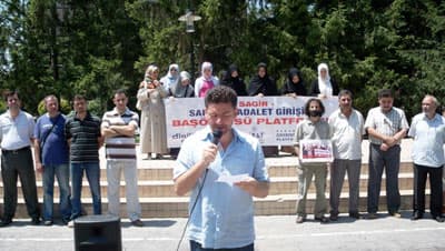 <p align="left"><font face="verdana,geneva" size="2">Sakarya Adalet Girişimi Baş&ouml;rt&uuml;s&uuml; Platformu olarak yaşadığımız sorunların &ccedil;&ouml;z&uuml;m&uuml;n&uuml;, sorunları &uuml;reten sistemin kutsallarını onaylayanlarda ve ondan medet umanlarda aramıyoruz. </font></p><p align="left"><font face="verdana,geneva" size="2">Bizler &ccedil;&ouml;z&uuml;m ve y&ouml;ntemi tevhid ve adalet anlayışını savunan bir m&uuml;cadele hattının inşasında g&ouml;r&uuml;yoruz. Sistemin par&ccedil;alarını yamamak yerine k&ouml;kl&uuml; &ccedil;&ouml;z&uuml;m &ouml;nerileri getirmenin gerekliliğine inanıyoruz. Bu sebeple &ouml;ncelikle insanı insana kul etmeyi hedefleyen ideolojik k&ouml;lelik d&uuml;zenini, bu d&uuml;zenin egemenlik anlayışını ve h&uuml;k&uuml;m s&uuml;rd&uuml;ğ&uuml; sistemin deşifre edilmesini ama&ccedil;lıyoruz.</font></p><p align="left"><font face="verdana,geneva" size="2">Bizler izzetli dinin şerefli resullerinin yolunu; sahih bilgi, tevhidi inan&ccedil; ve salih amel temelinde y&uuml;kselen uzun vadeli bir m&uuml;cadele pratiğini &ouml;neriyoruz.</font></p><p align="left"><font face="verdana,geneva" size="2">&ldquo;Yan yana gelmekle beraber olunmaz&rdquo; ilkesinden hareketle, tevhidi ama&ccedil;lar doğrultusunda birlikte olmaya, adaleti arayan herkesi dayanışmaya ve m&uuml;cadeleye &ccedil;ağırıyoruz.</font></p><p align="left"><font face="verdana,geneva" size="2">Kokuşmuş siyaset bezirganlarını, pazarlamacı kanaat &ouml;nderlerini, teskin edici din hokkabazlarını değil vicdanı, hayatı ve sokağı işaret ediyoruz.</font></p><p align="left"><font face="verdana,geneva" size="2">Diyoruz ki direniş varsa umut da var!<br /></font><font face="verdana,geneva" size="2">O halde;<br /></font><font face="verdana,geneva" size="2">Sen değilsen kim?<br /></font><font face="verdana,geneva" size="2">Şimdi değilse ne zaman?<br /><br /></font><strong><font size="2"><font face="verdana,geneva">Sakarya Adalet Girişimi Baş&ouml;rt&uuml;s&uuml; Platformu<br /></font><a href="http://www.basortusuplatformlari.org/"><font face="verdana,geneva">www.basortusuplatformlari.org</font></a><font face="verdana,geneva"> </font></font></strong></p>