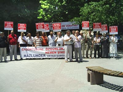 <font face="verdana,geneva" size="2">Ortak Akıl Hareketi tarafından Malatya'da yapılan mitingi desteklediklerini belirten &Ccedil;imşit, <font color="#cc0000">&quot;Bu &uuml;lkede yaşayan t&uuml;m insanlara faydalı olabilmek i&ccedil;in yeni anayasa &ccedil;alışmalarında toplumun t&uuml;m kesimlerinin katılımını sağlamak amacıyla sivil toplum kuruluşları, aydınlar, akademisyenler, kanaat &ouml;nderleri ve siyasilerin yer aldığı 'Ortak Akıl Hareketi'nin ilk mitingi bug&uuml;n Malatya'da yapılacaktır. Bu hareketi destekliyoruz. 70 milyon insanımızı da destek vermeye davet ediyoruz. T&uuml;m D&uuml;nyada ve T&uuml;rkiye'de zul&uuml;mler, baskılar, işkenceler, soykırımlar son bulana kadar m&uuml;cadelemiz devam edecektir&quot;</font> diye konuştu. <br /><br />Grup basın a&ccedil;ıklamasının ardından olaysız bir şekilde dağıldı. </font>