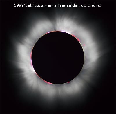 <font size="2"><font face="verdana,geneva">Par&ccedil;alı tutulma sırasında G&uuml;neş&rsquo;in &ccedil;ok k&uuml;&ccedil;&uuml;k bir b&ouml;l&uuml;m&uuml; &ouml;rt&uuml;leceğinden, ancak <strong>tutulma g&ouml;zl&uuml;kleriyle</strong>, tam zamanında bakılıyorsa bu &ouml;rt&uuml;lme fark edilebilecek. <br /><br /><font color="#000000">2008 yılına ait diğer g&ouml;k olayları i&ccedil;in </font><font color="#000000"><a href="http://www.tug.tubitak.gov.tr/goy/goy_2008.pdf"><strong><font color="#cc0000">tıklayınız</font></strong></a>.</font><font color="#c0c0c0">(</font><font color="#c0c0c0">Sayfayı g&ouml;r&uuml;nt&uuml;lemek i&ccedil;in&nbsp;bilgisayarınızda </font></font><a href="http://www.adobe.com/products/acrobat/readstep2.html"><font face="verdana,geneva" color="#808080">Adobe Acrobat Reader</font></a><font face="verdana,geneva"><font color="#c0c0c0"> programının y&uuml;kl&uuml; olması gerekmektedir)</font><br /><br />Kaynak:T&Uuml;BİTAK</font></font>