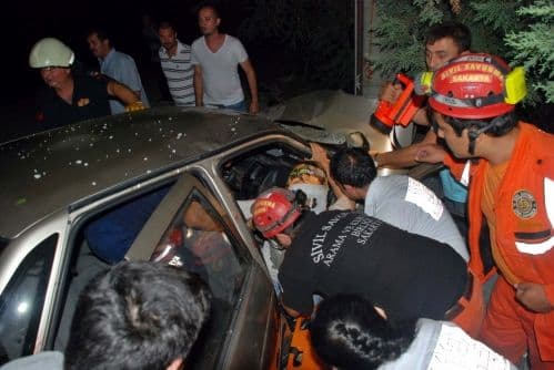Freni patlayan otomobil elektrik direğine çarptı