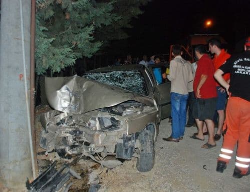 Freni patlayan otomobil elektrik direğine çarptı