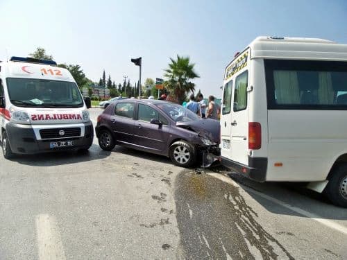Sapanca'da arap turistleri taşıyan midibüs kaza yaptı