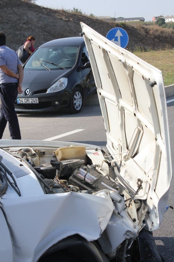 Otomobil, önce başka araca çarptı sonra da refüje çıktı