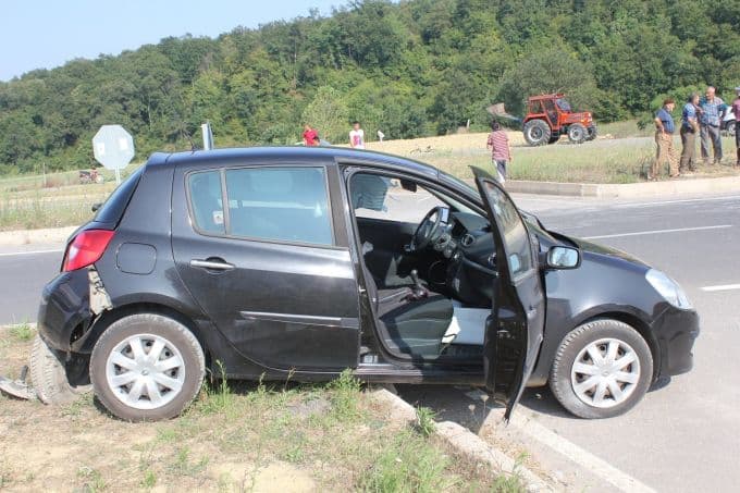 Otomobil, önce başka araca çarptı sonra da refüje çıktı