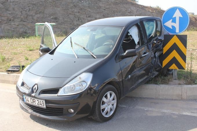 Otomobil, önce başka araca çarptı sonra da refüje çıktı