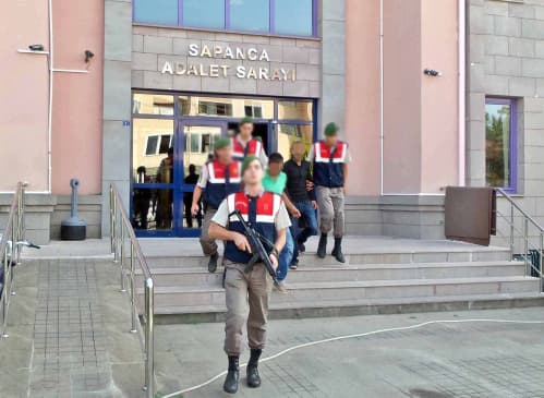 Çaldıkları kablolarla kaçmak isterken yakalandılar