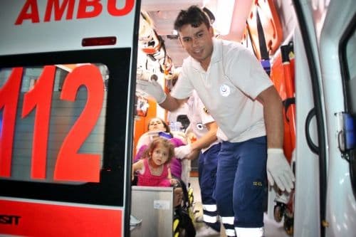 Otomobil bariyerlere çarptı, anne ve kızı yaralandı