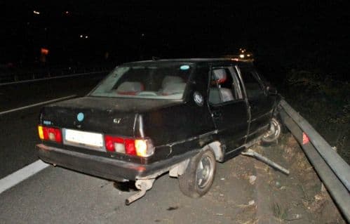 Otomobil bariyerlere çarptı, anne ve kızı yaralandı
